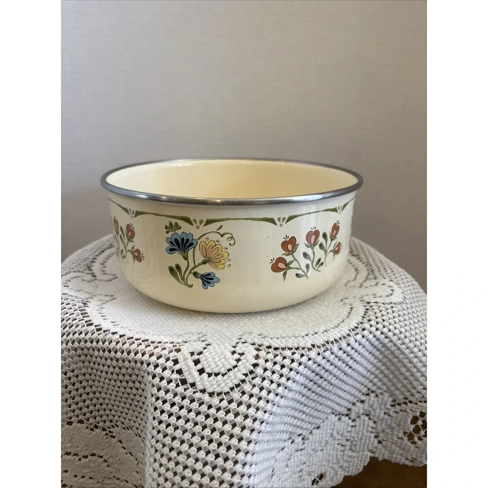 Vintage JC Penney Kobe Kitchen enamelware mixing bowl.